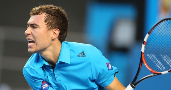 Jerzy Janowicz pokonał reprezentanta gospodarzy Jordana Thompsona 1:6, 4:6, 6:4, 6:2, 6:1 i awansował do drugiej rundy wielkoszlemowego turnieju tenisowego Australian Open, który rozpoczął się w Melbourne. Mecz trwał trzy godziny i 16 minut.