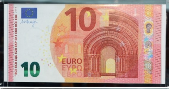 Liczba fałszywych banknotów euro wycofanych z obiegu wzrosła w drugiej połowie ubiegłego roku o 11, 4 proc. do 353 tys. sztuk - podał Europejski Bank Centralny. To najwyższa liczba wykrytych fałszywek od drugiej połowy 2010 r., gdy z obiegu zostało wycofanych 364 tys. sztuk. "Na tle przeszło 15 mld autentycznych banknotów będących w obiegu, to bardzo niewielka ilość" - uspokaja jednak EBC. 