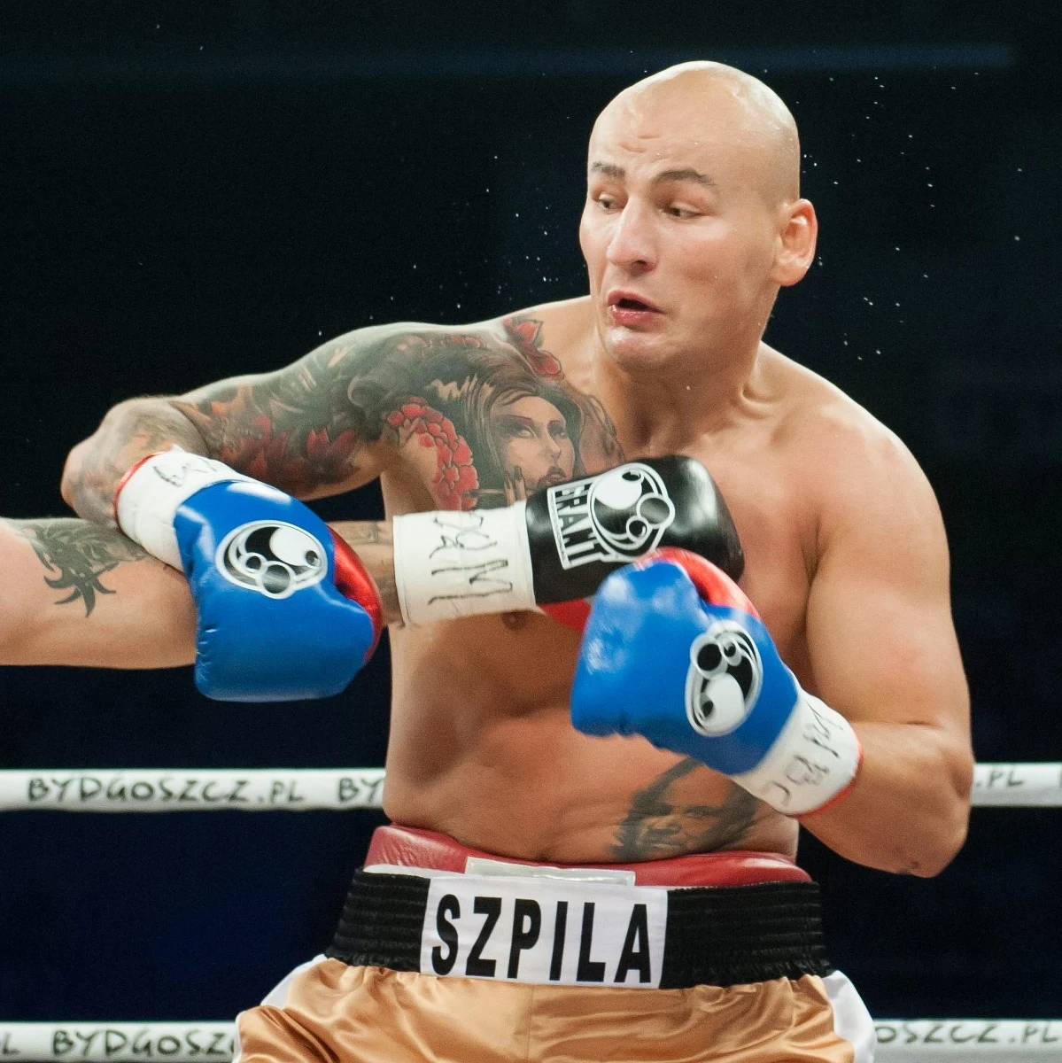 "Strażnicy czekali na mnie, zapytali, czy to ja boksuję na HBO, a potem zaprosili mnie na bok. Przekreślili mi ważną do 2018 roku wizę i powiedzieli, że jest nieważna" – tak wydarzenia na lotnisku w Chicago relacjonował w rozmowie z ringpolska.pl Artur Szpilka. Pięściarz, który 25 stycznia na gali w Nowym Jorku ma zmierzyć się z Bryantem Jenningsem, nie został wpuszczony na terytorium Stanów Zjednoczonych. "Jestem niesamowicie wkur... całą sytuacją, nie rozumiem, o co chodzi, coś tu nie gra" – podsumował dosadnie.