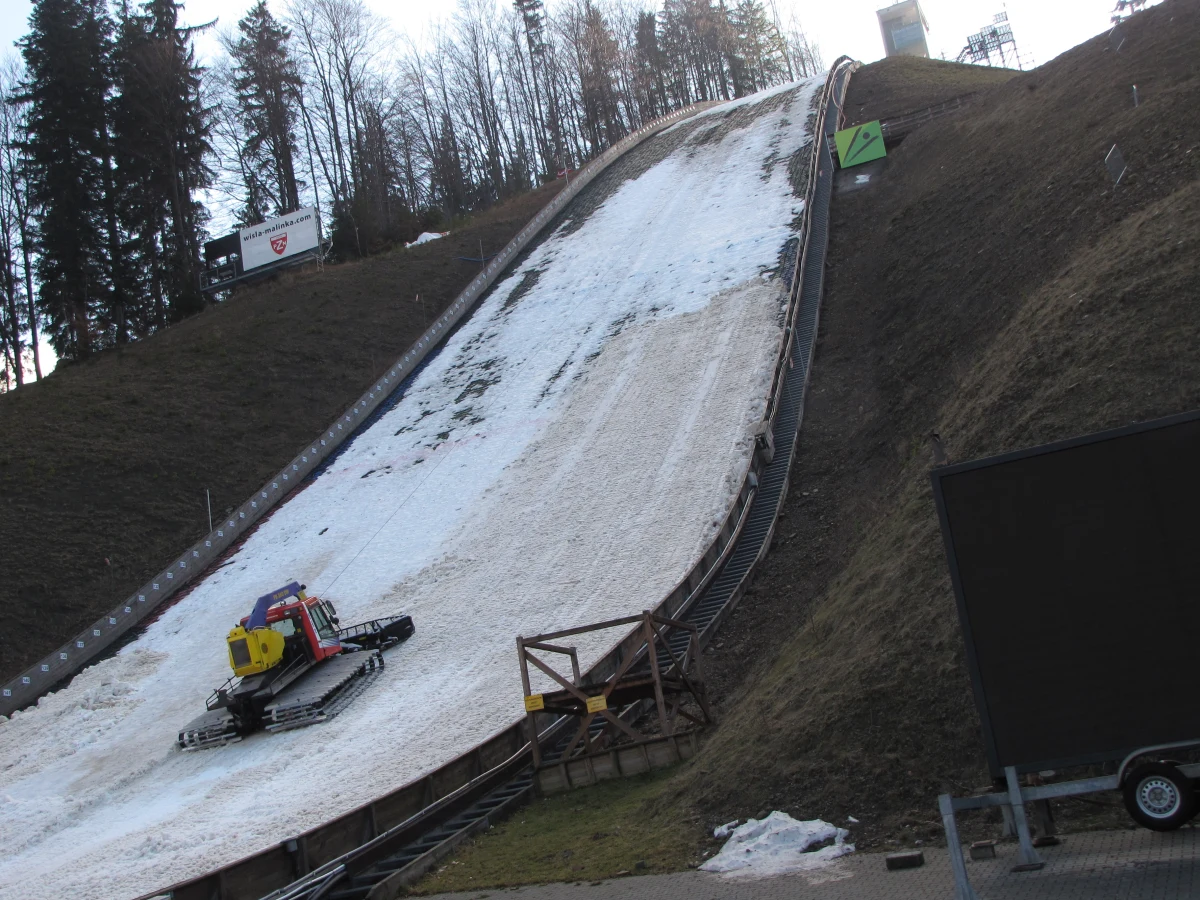 W konkursie Pucharu Świata w skokach narciarskich w Wiśle, który zostanie rozegrany w najbliższy czwartek, wystąpi dwunastu Polaków. Treningi, kwalifikacje i sam konkurs odbędą się tego samego dnia.