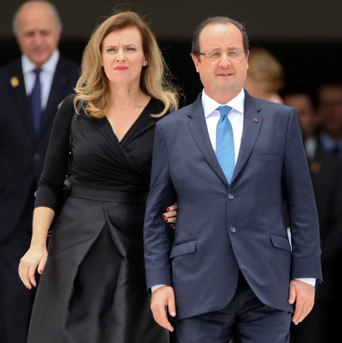 Pierwsza Dama Francji wyjdzie ze szpitala dopiero za 6-8 dni - poinformował szef jej biura Patrice Biancone. Valérie Trierweiler trafiła pod opiekę lekarzy cztery dni temu, wstrząśnięta doniesieniami na temat romansu prezydenta Francois Hollande’a z paryską aktorką. Nadsekwańskie media ujawniają teraz kulisy miłosnego dramatu w Pałacu Elizejskim.