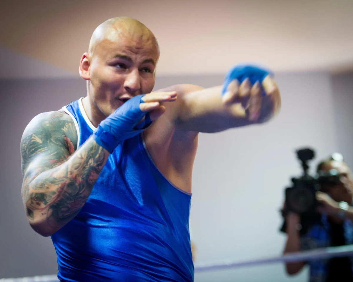 Amerykanie nie wpuścili Artura Szpilki do Stanów Zjednoczonych, bo uzyskali informację, że w Polsce ciążą na nim dwa zarzuty karne. Taki powód służby graniczne USA przekazały Konsulatowi Generalnemu w Chicago - potwierdził w rozmowie z korespondentem RMF FM Pawłem Żuchowskim konsul z Chicago Konrad Zieliński. Te rewelacje dziwią promotora polskiego boksera Andrzeja Wasilewskiego, który w rozmowie z RMF FM podkreślił, że nic mu nie wiadomo, by Szpilka miał postawione jakiekolwiek zarzuty.