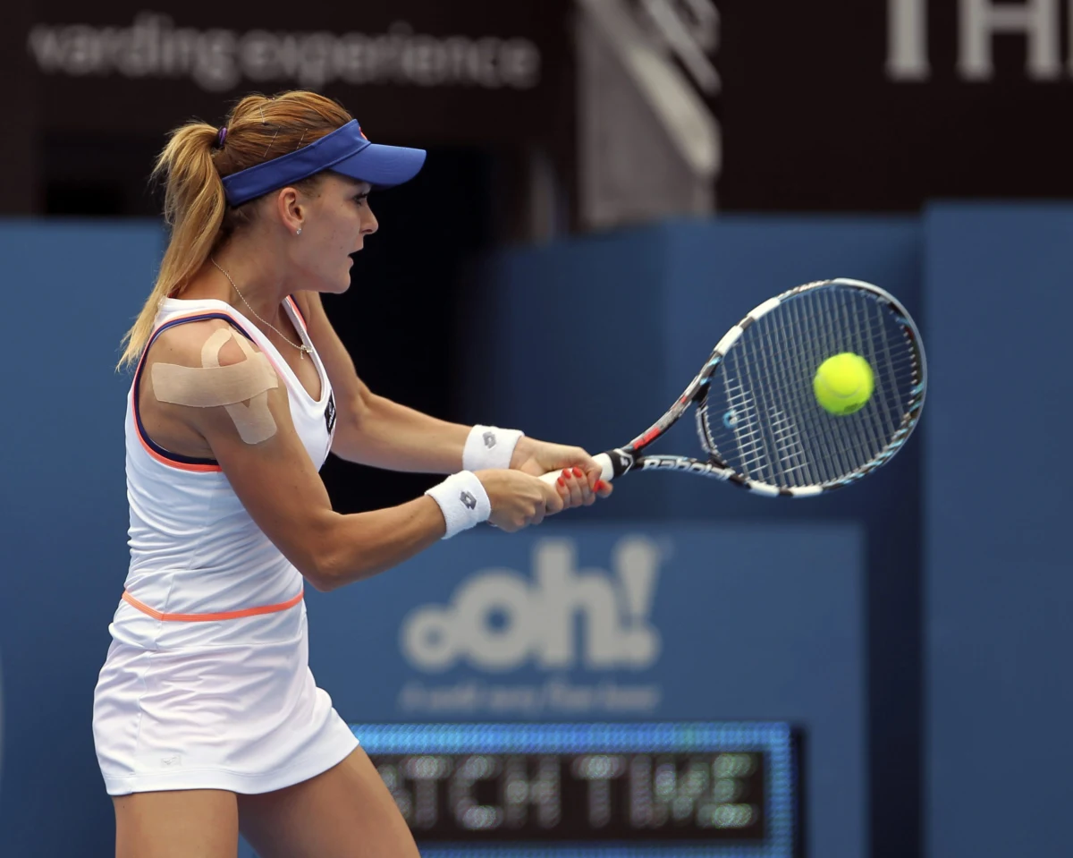 Rozstawiona z numerem piątym Agnieszka Radwańska pokonała Julię Putincewą z Kazachstanu 6:0, 5:7, 6:2 w meczu pierwszej rundy wielkoszlemowego turnieju tenisowego Australian Open. Zawodniczki walczyły na korcie w Melbourne dwie godziny i 22 minuty.