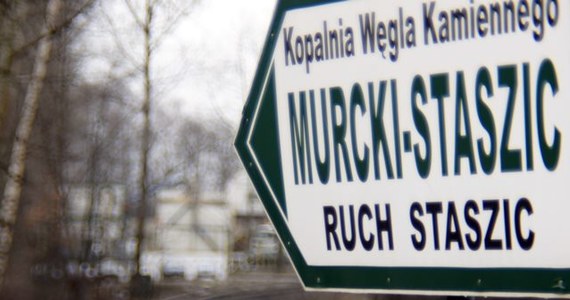 34-letni górnik zmarł w szpitalu we wtorek nad ranem w wyniku obrażeń odniesionych podczas poniedziałkowego wypadku, do którego doszło w kopalni Murcki-Staszic w Katowicach, należącej do Katowickiego Holdingu Węglowego. To pierwszy w tym roku śmiertelny wypadek w polskim górnictwie. 