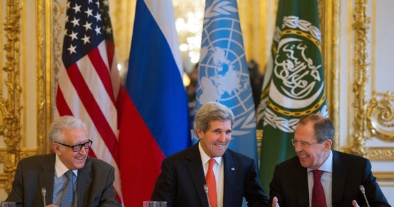 Szef rosyjskiej dyplomacji Siergiej Ławrow wyśmiewał się z Polaków na paryskim spotkaniu z szefem Departamentu Stanu USA Johnem Kerrym. Jak ujawnia francuska prasa, pretekstem były podarowane przez Amerykanina dwa ziemniaki. 
