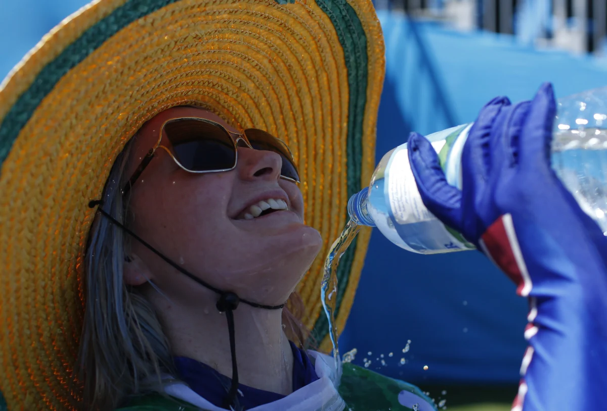 Upał, który panuje w Melbourne, daje się we znaki uczestnikom turnieju wielkoszlemowego Australian Open. We wtorek na krótko zemdlał kanadyjski tenisista Frank Dancevic. Podobne kłopoty przytrafiły się jednemu z chłopców do podawania piłek. 