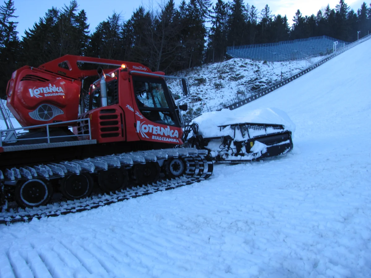 Niskie temperatury pozwoliły przez kolejne kilka dni na dośnieżanie Wielkiej Krokwi. Według organizatorów obiekt jest już niemal gotowy do rozpoczynających się w piątek w Zakopanem zawodów Pucharu Świata w skokach narciarskich. 