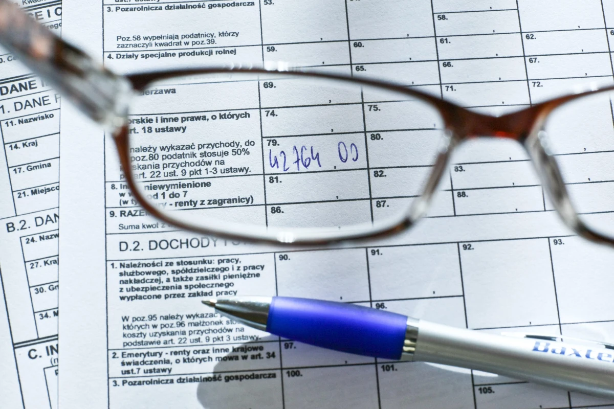 Nie urzędnicy, a system komputerowy ma automatycznie wypełniać za nas PIT-y. Znamy szczegóły podatkowej rewolucji, którą na przyszły rok szykuje nam resort finansów. Jak ogłosił minister Mateusz Szczurek, w tym roku po raz ostatni samodzielnie wypełnimy PIT-a. Od przyszłego roku zrobi to za nas fiskus.