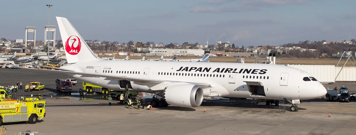 Linie Japan Airlines czasowo wstrzymały loty jednego ze swoich dreamlinerów. Podczas prac serwisowych zauważono dym wydostający się na zewnątrz samolotu. Okazało się, że doszło do awarii akumulatora maszyny.