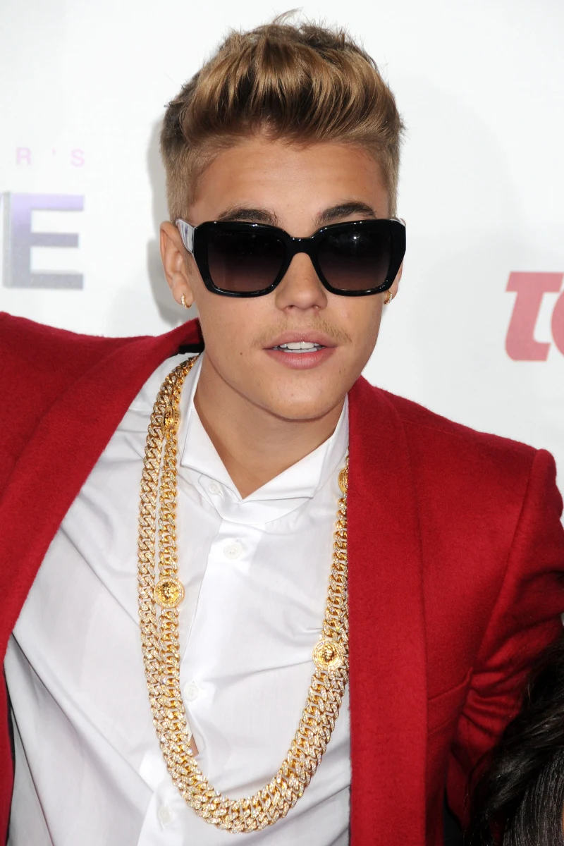 Policyjni detektywi przeszukali dom gwiazdora muzyki pop Justina Biebera, niedaleko Los Angeles. Szukali dowodów jego ewentualnego udziału w akcie wandalizmu. Aresztowano jedną osobę, która przebywała w domu piosenkarza pod zarzutem posiadania kokainy.