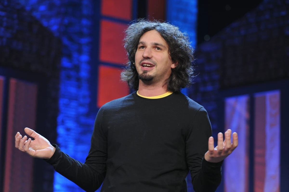 "Moim zdaniem, 'czarnym koniem' będzie w tym meczu mój przyjaciel z kabaretowego podwórka, Adam Grzanka. Fajnie widzieć, że inni mają jeszcze gorzej (śmiech). Kiedy na niego patrzę, wiem, że nie jestem sam, że mamy podobne podejście, jeśli chodzi o lodowisko. On mnie jakoś pociesza" – mówi RMF FM Mariusz Kałamaga na kilka dni przed charytatywnym meczem Hokejowej Reprezentacji Artystów Polskich. "Natomiast Mariusz Czerkawski… no on nas irytuje, popisuje się niepotrzebnie, trafia w krążek, gra sobie drugą stroną kija. Po prostu robi nam wstyd" – dodaje.