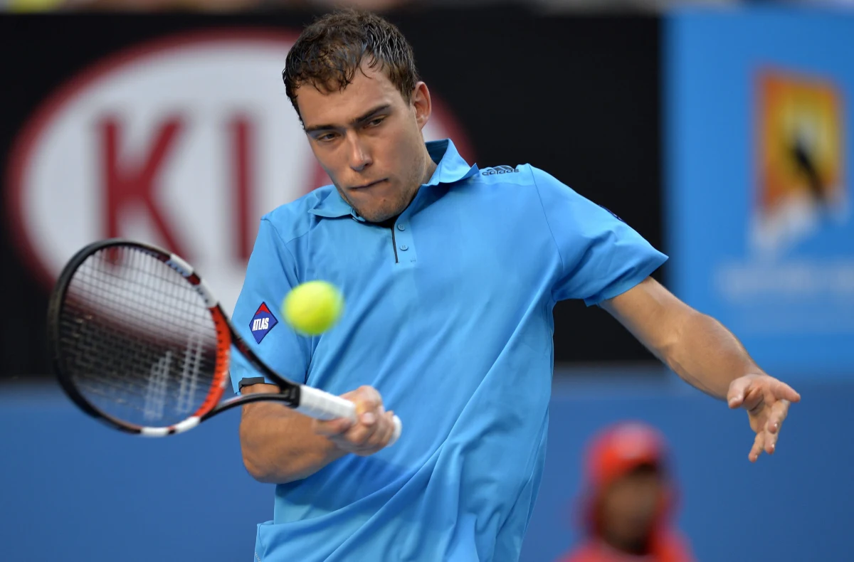 Rozstawiony z numerem 20. Jerzy Janowicz pokonał Hiszpana Pablo Andujara 4:6, 7:6 (7-3), 7:6 (7-5), 6:3 i awansował do trzeciej rundy wielkoszlemowego Australian Open. Polski tenisista dotarł do etapu, na którym zakończył występ w poprzedniej edycji imprezy.