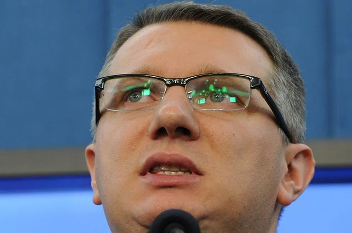 Prokuratorzy prowadzący śledztwo w sprawie posła Przemysława Wiplera jeszcze raz przesłuchają większość świadków. Powodem są rozbieżności między zeznaniami a nagraniami z monitoringu przy ulicy Mazowieckiej 12 w Warszawie. 