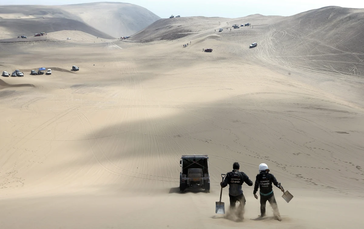 W drodze do Iquique w Chile uczestnicy Rajdu Dakar napotkali pierwsze wydmy Atakamy. Jak podkreślił kapitan reprezentacji Polski, jadący quadem Rafał Sonik, prawdziwe piaszczyste kolosy dopiero przed nimi. "Pustynia jest piękna, ale i groźna" - zaznaczył. 