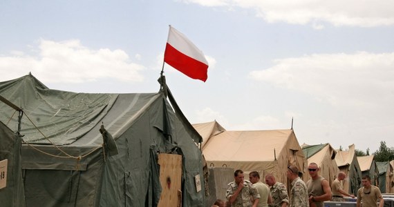 Po konsultacjach z sojusznikami z NATO Polska zdecydowała się przyspieszyć wycofywanie żołnierzy z Afganistanu - powiedział minister obrony. Według Tomasza Siemoniaka, od maja w tym kraju pozostanie co najwyżej pół tysiąca naszych wojskowych. Wcześniej planowano, że do końca roku w Afganistanie pozostanie tysiącosobowy polski kontyngent.