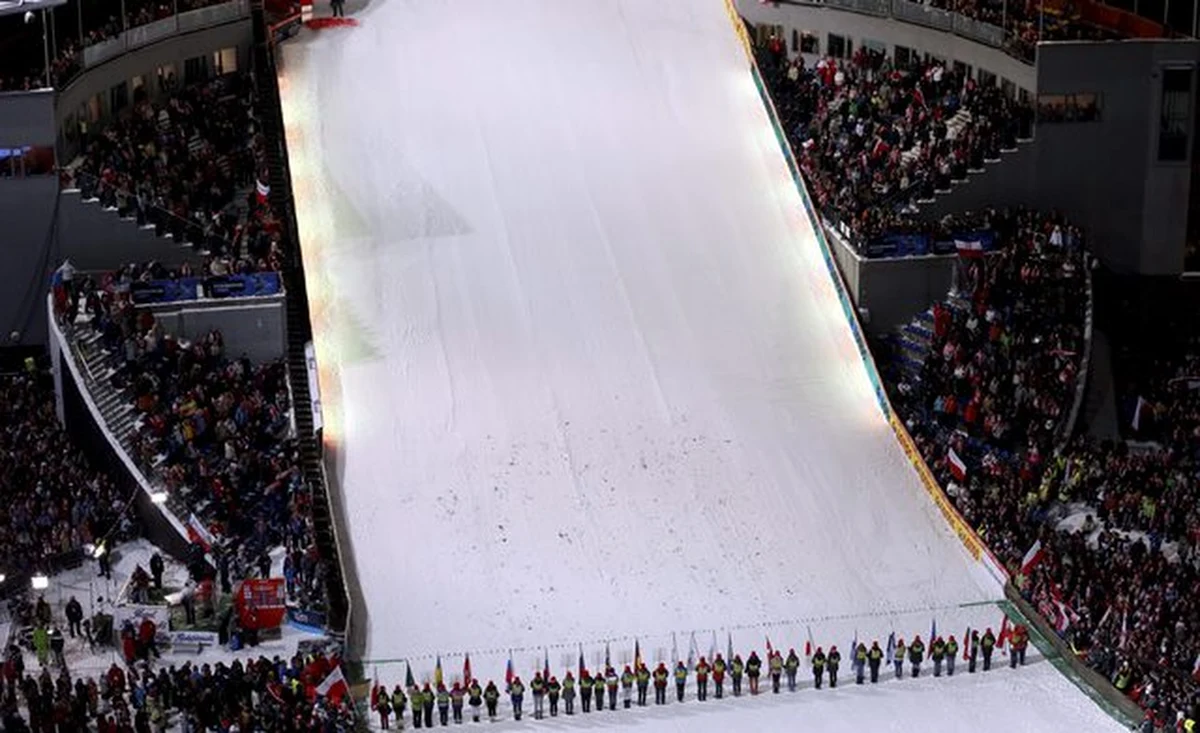 15-letni przedskoczek miał wypadek podczas treningu przed zawodami Pucharu Świata w Wiśle Malince. Wiceprezes Polskiego Związku Narciarskiego Andrzej Wąsowicz poinformował, że zawodnik został przewieziony do szpitala w Cieszynie. Nic mu nie zagraża.
