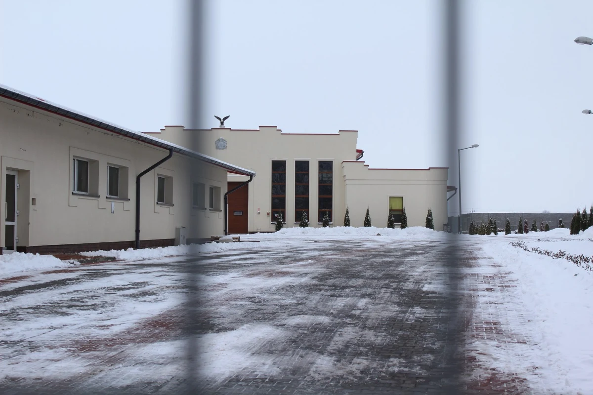 Decyzją właściciela zakładu recyklingu akumulatorów w Korszach wszystkie stanowiska w firmie zostaną w najbliższych dniach wygaszone. Zakład nie zgadza się z ostatnimi wynikami kontroli sanepidu. Właściciel postanowił jednak czasowo zamknąć placówkę z powodu protestu okolicznych mieszkańców. Oskarżają firmę o to, że ich truje. 