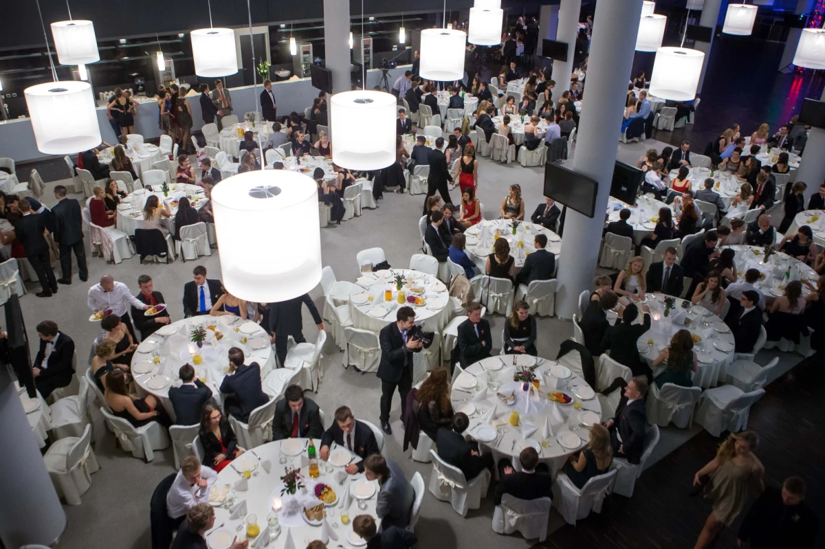 Dawno już nic nie wstrząsnęło mną tak mocno, jak podana przez media informacja o tym, że ani sami uczniowie, ani ich rodzice, ani nauczyciele nie chcieli przerwać studniówki odbywającej się Zespole Szkół Zawodowych nr 1 w Białej Podlaskiej, gdy dotarła do nich tragiczna wiadomość, że jadący na zabawę jeden z  maturzystów zginął w wypadku samochodowym, a jego koleżanka została ciężko ranna.