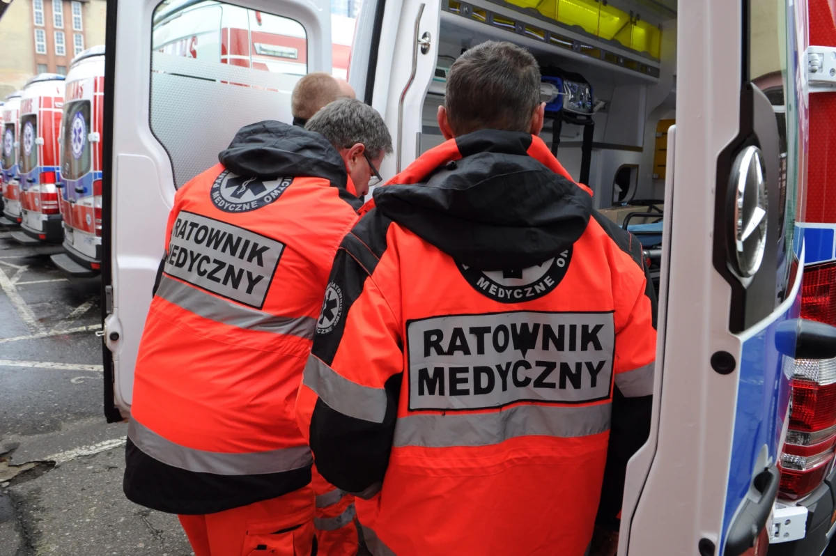 „Chcemy określenia czasu transportu międzyszpitalnego. Może to zapobiec wielu nieszczęściom” - mówi Adrian Stanisz ze Społecznego Komitetu Ratowników Medycznych w Krakowie. Swoje propozycje rozwiązań ratownicy medyczni już w maju ubiegłego roku przesłali do ministerstwa zdrowia. Resort jednak nie zareagował na nie. Informacje te pojawiają się w momencie, gdy rozpoczyna się prokuratorskie śledztwo ws. okoliczności śmierci półrocznej Basi z Kutna, która miała być przewieziona do kliniki w Łodzi. Ale według szpitala karetka przyjechała po dziecko dopiero po 3 godzinach od wezwania.