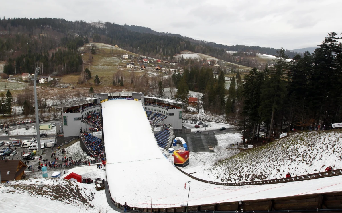 Lider klasyfikacji generalnej Pucharu Świata w skokach narciarskich Kamil Stoch będzie dziś bronić na skoczni im. Adama Małysza w Wiśle-Malince skromnej przewagi, którą ma nad Austriakiem Gregorem Schlierenzauerem. Wisła po raz drugi w historii gości najlepszych zawodników. Początek zawodów o godz. 17:30. 