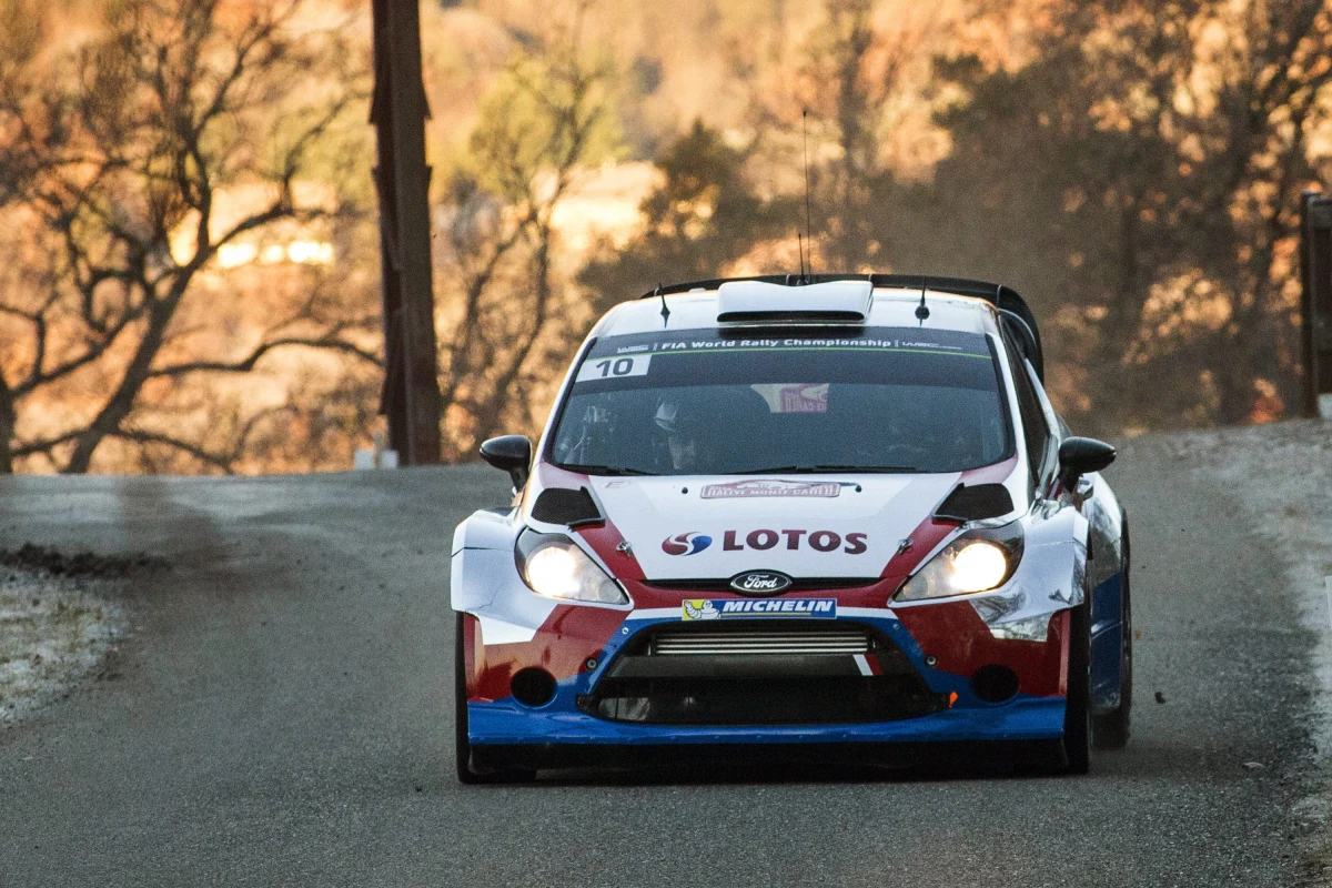 Robert Kubica (Ford Fiesta WRC) doskonale rozpoczął walkę w Rajdzie Monte Carlo. Polak jadący w barwach zespołu M-Sport prowadzi po dwóch pierwszych odcinkach specjalnych pierwszej rundy eliminacji rajdowych mistrzostw świata. 