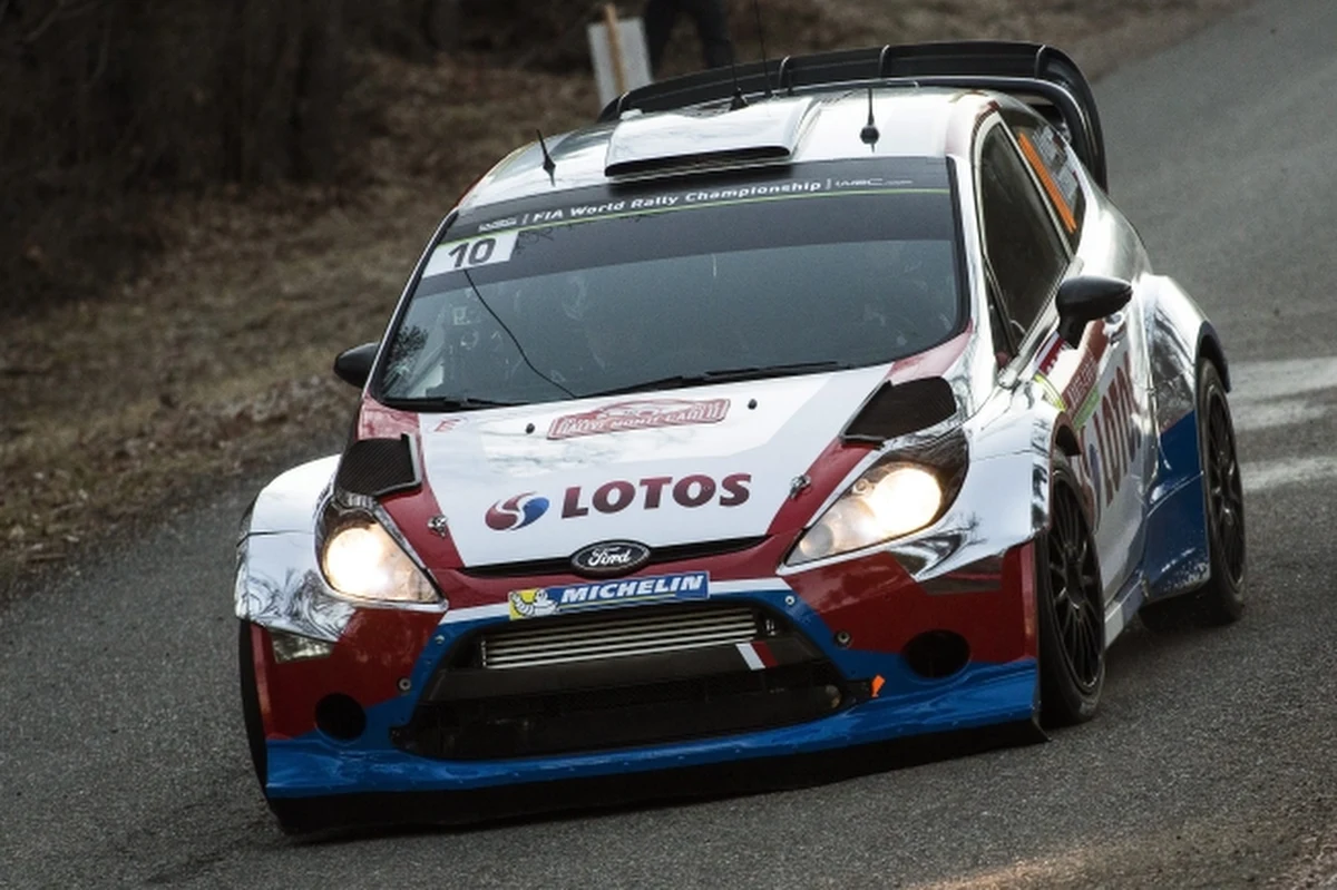 Robert Kubica (Ford Fiesta WRC) z pilotem Maciejem Szczepaniakiem zajmują 3. miejsce po pierwszym dniu w 82. Rajdzie Monte Carlo, pierwszej rundzie mistrzostw świata 2014. Liderem jest trzykrotny rajdowy mistrz Polski Francuz Bryan Bouffier (Ford Fiesta WRC). 