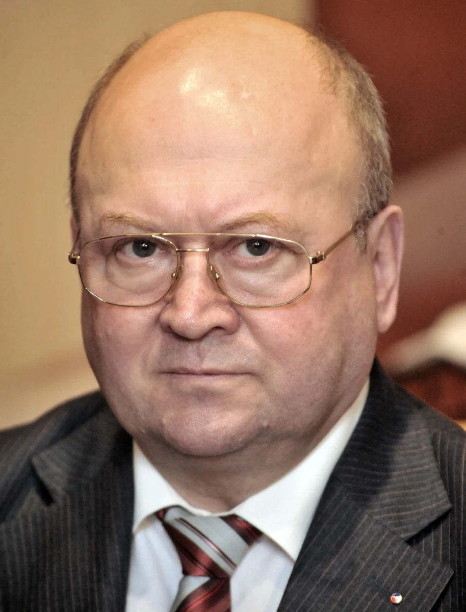 Jedyny czeski kosmonauta Vladimir Remek objął stanowisko ambasadora Republiki Czeskiej w Rosji. Został mianowany na to stanowisko z inicjatywy nowego czeskiego prezydenta Milosza Zemana. 