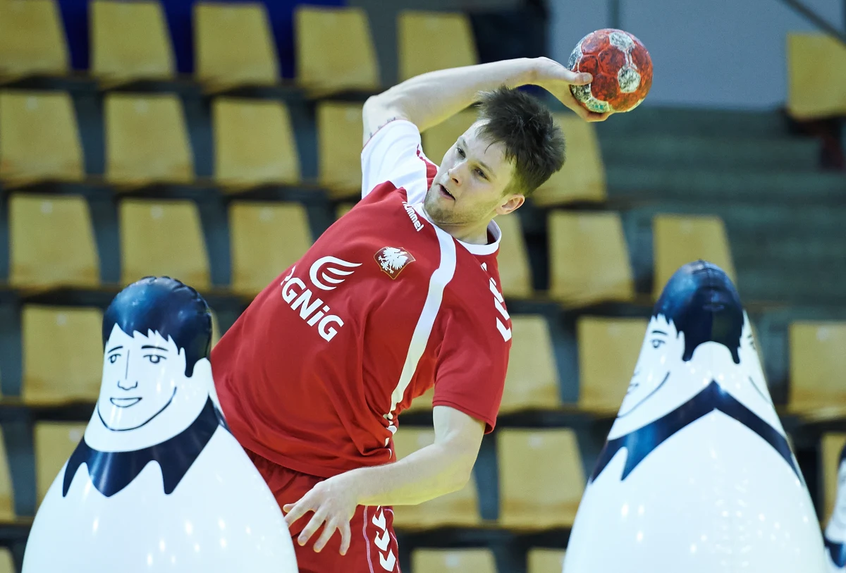 Tylko zwycięstwo nad Rosją w piątkowym meczu grupy C mistrzostw Europy piłkarzy ręcznych w Danii daje awans Polakom do następnej rundy. Na razie na czele tabeli z kompletem czterech punktów znajduje się mistrz olimpijski z Londynu Francja, z którą przegraliśmy w środę 27:28. 