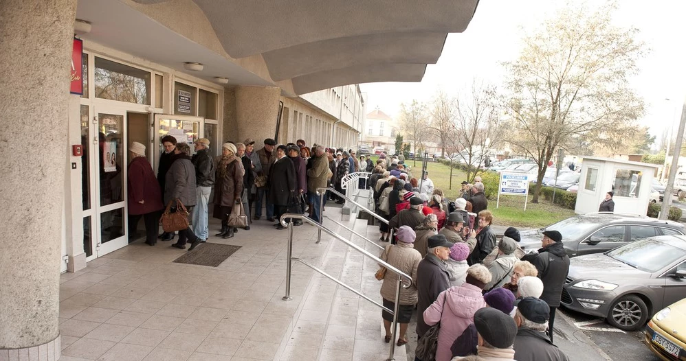 Kolejka chcćcych zapisać się do poradni specjalistycznych 