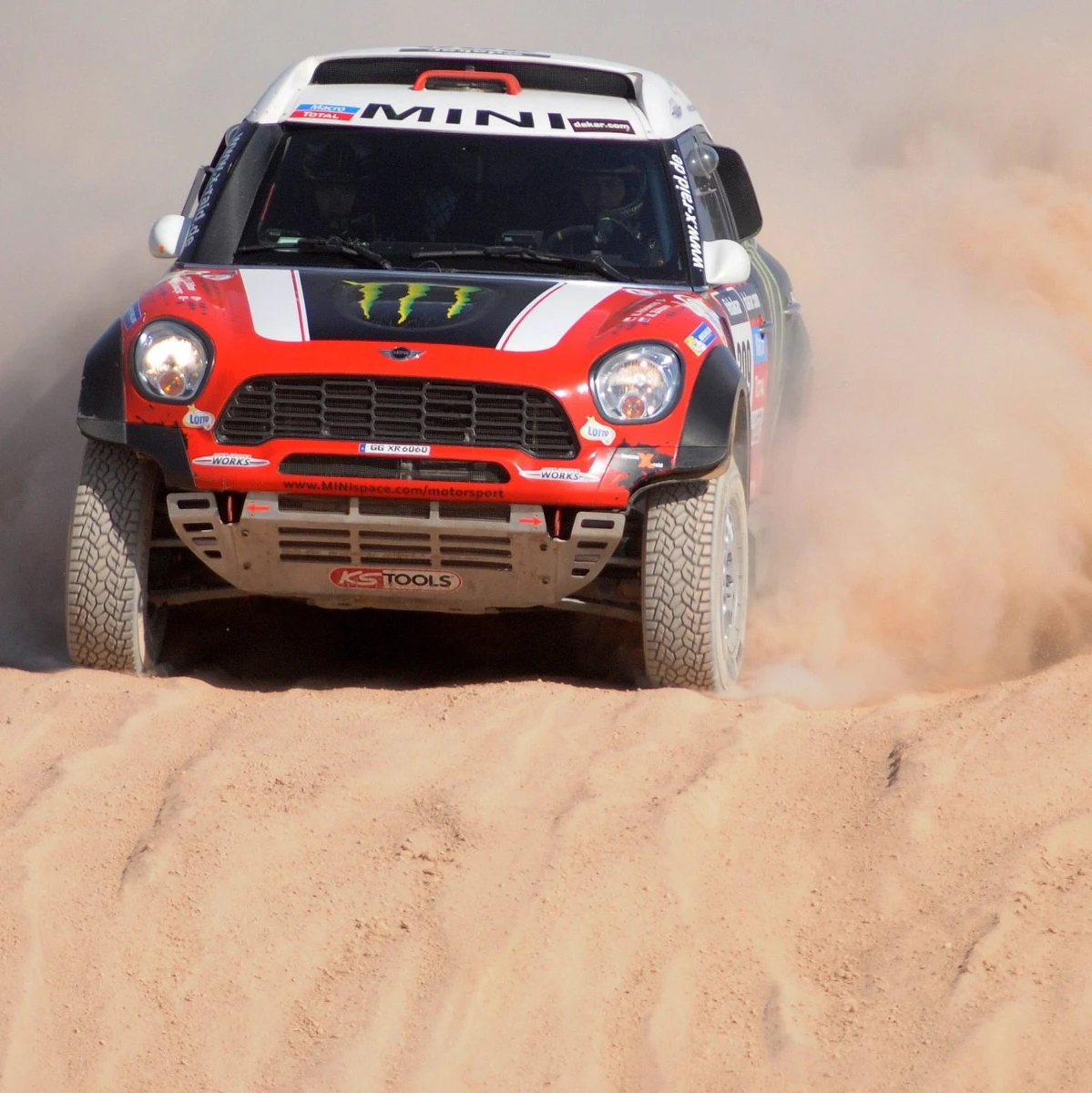 "To był prawdziwy potwór" - tak Krzysztof Hołowczyc określił 11. etap Rajdu Dakar, który zafundował kierowcom ponad 600 km zmagań na pustyni Atakama. Olsztynianin dojechał do mety na 9. pozycji, a w klasyfikacji generalnej utrzymał 6. miejsce.