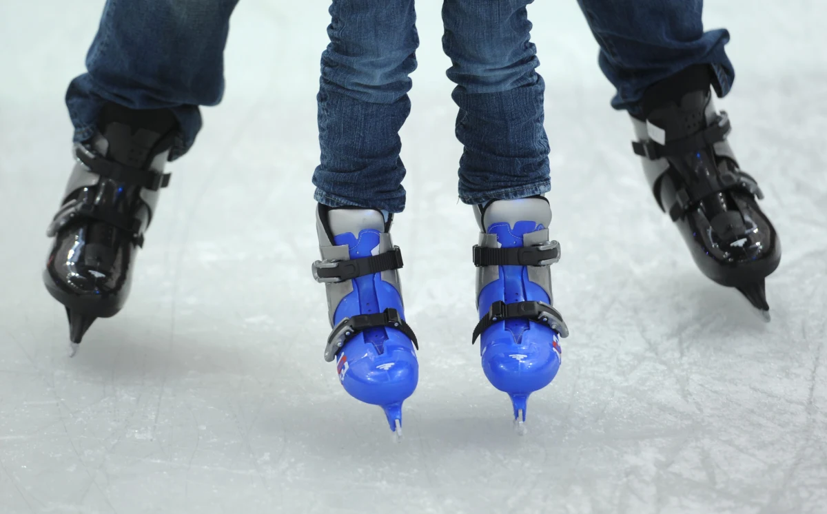 Pod koniec grudnia 2013 roku dyrektorzy wrocławskich podstawówek dostali informację, że zajęcia na lodowisku są wstrzymane do odwołania. Chodzi o zajęcia, za które płacił urząd miasta. W piśmie nie podano jednak przyczyn odwołania. Poinformowano jedynie, że prowadzone są w tej sprawie rozmowy, a o ich efektach dyrektorzy podstawówek zostaną poinformowani w odpowiednim czasie. 