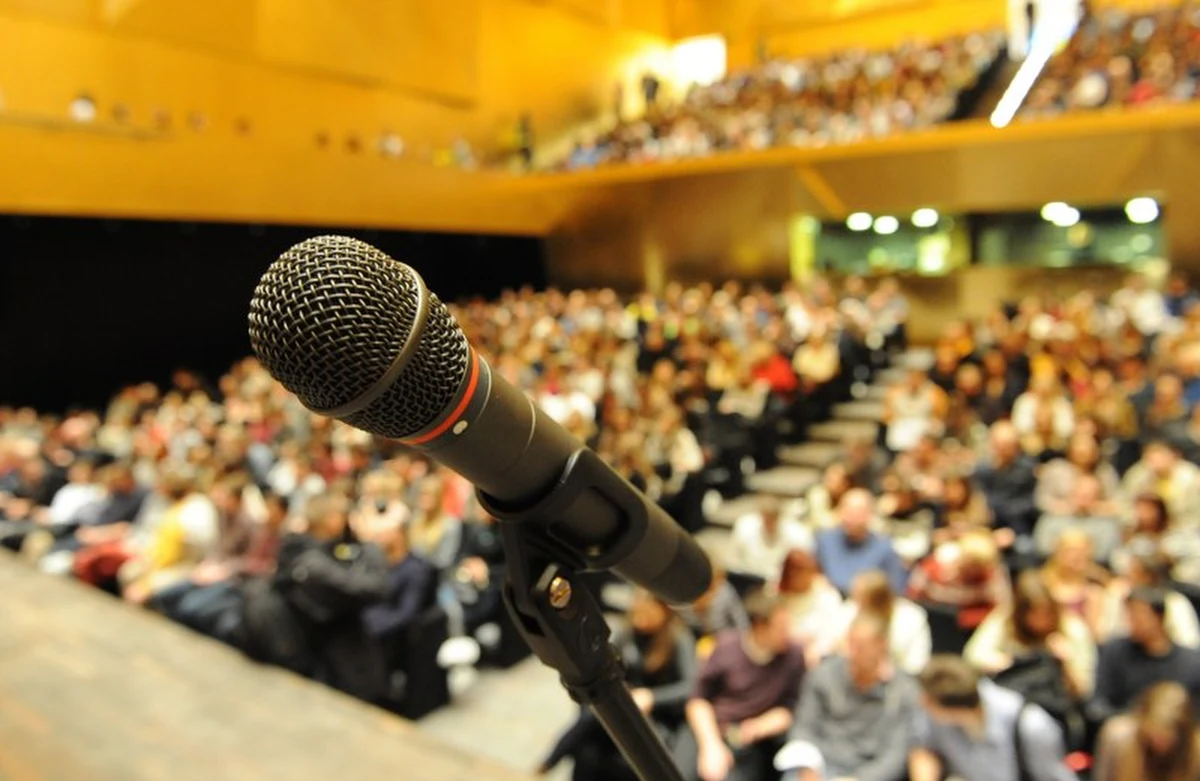 Na widowni komplet, prawie 1000 osób. Nikt nie może rozmawiać, chichotać czy nawet szeleścić. Nowa szczecińska filharmonia przechodzi właśnie główny sprawdzian przed otwarciem: test akustyki.