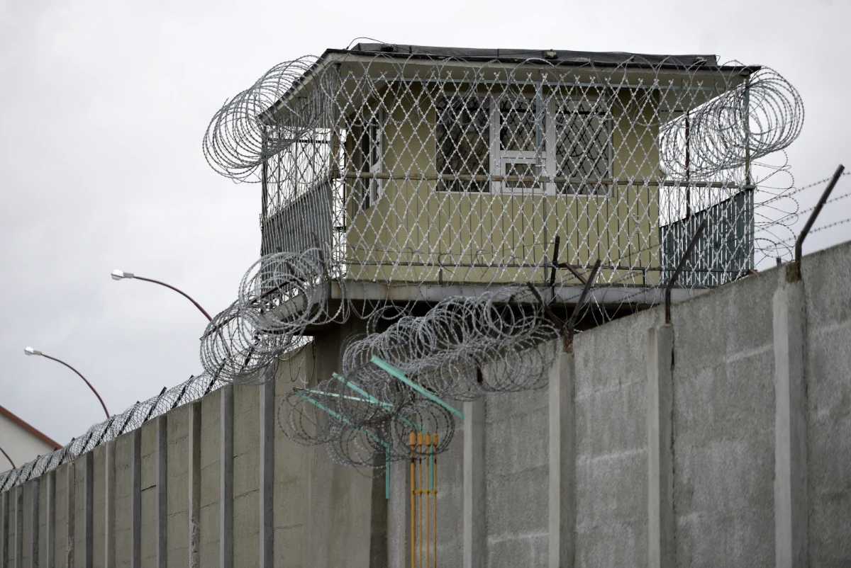 Pedofil-morderca Mariusz Trynkiewicz najprawdopodobniej nie wyjdzie na wolność 11 lutego, mimo że wtedy właśnie kończy mu się kara więzienia. Ma trafić do zakładu zamkniętego w Gostyninie. Nasz reporter Roman Osica dotarł do scenariusza wydarzeń opracowanego w Ministerstwie Sprawiedliwości.