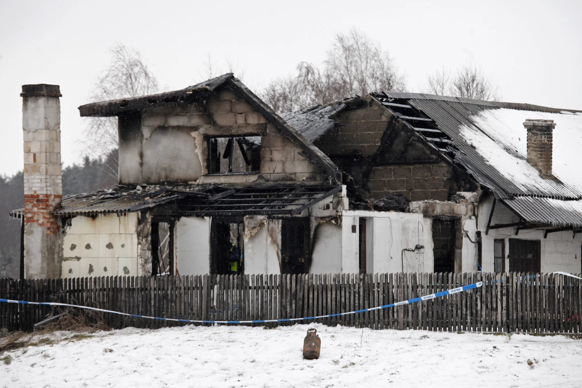 Paląca się świeczka mogła wywołać pożar budynku gospodarczo-mieszkalnego w podlaskim Aleksandrowie, w którym zginęła 29-latka i dwójka dzieci. Przyczyny pojawienia się ognia nadal badają biegli. 