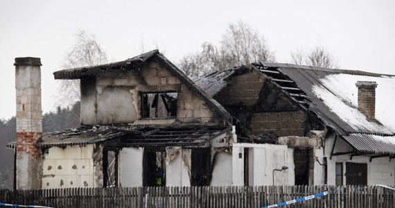 Paląca się świeczka mogła wywołać pożar budynku gospodarczo-mieszkalnego w podlaskim Aleksandrowie, w którym zginęła 29-latka i dwójka dzieci. Przyczyny pojawienia się ognia nadal badają biegli. 