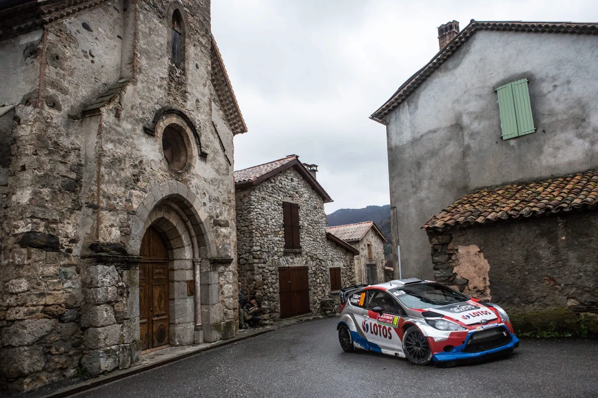 Robert Kubica z pilotem Maciejem Szczepaniakiem (Ford Fiesta WRC) uzyskali czwarty i trzeci czas na dwóch piątkowym odcinkach specjalnych 82. Rajdu Monte Carlo, pierwszej rundy mistrzostw świata w 2014 roku. W klasyfikacji generalnej zajmują czwarte miejsce. 