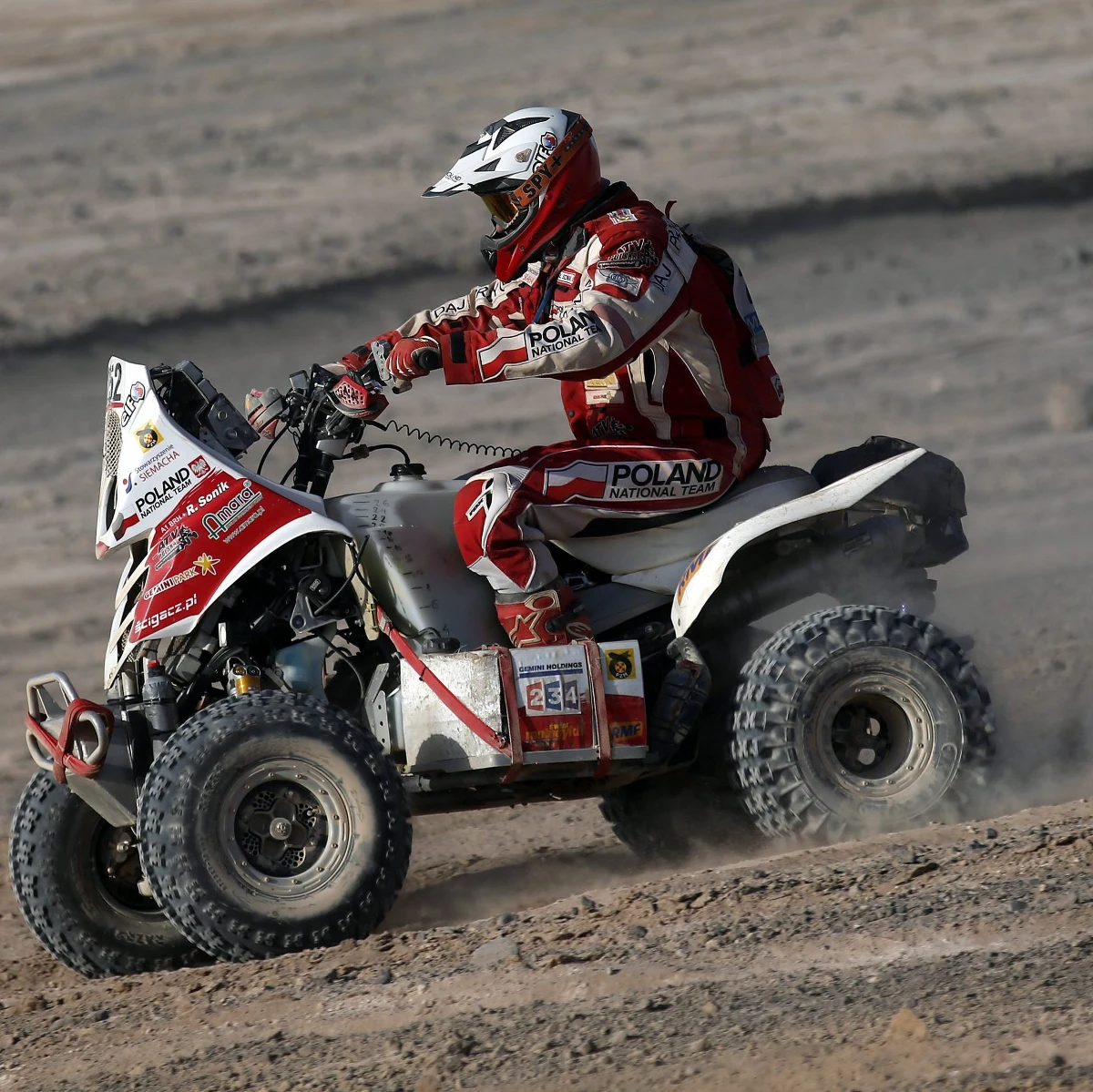"Będę cisnął Ignacio Casale, starał się jeszcze poprawić wynik, ale trzeba być świadomym, że przy godzinie przewagi, jaką ma nade mną, będzie to bardzo trudne. Musiałbym bardzo ryzykować. A w Dakarze umiejętność odczytania granicy ryzyka jest jedną z najważniejszych" - mówił Rafał Sonik przed dwunastym i przedostatnim etapem Rajdu Dakar. Quadowiec, którego oficjalnym patronem radiowym jest RMF FM, zajmuje po 11 etapach drugie miejsce w klasyfikacji generalnej.