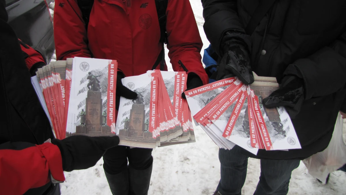 Pomnik Polsko-Radzieckiego Braterstwa Broni - tzw. pomnik "Czterech Śpiących" - nie powinien wracać na warszawską Pragę - tak uważa Instytut Pamięci Narodowej i próbuje przekonać do tego mieszkańców stolicy. W tym celu zorganizował akcję informacyjną na ten temat. Sęk w tym, że warszawiacy w licznych sondażach opowiadają się za powrotem monumentu.