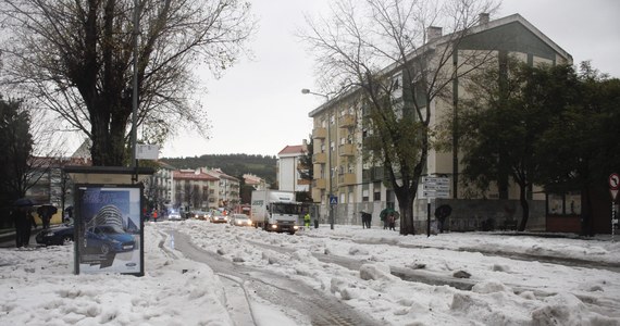 Śnieg i grad paraliżują ruch na drogach środkowej i północnej Portugalii. Największe utrudnienia są w Lizbonie i okolicach. Część budynków jest podtopionych. Służby meteorologiczne ostrzegają przed sztormem i falami wysokimi na co najmniej 6 metrów.