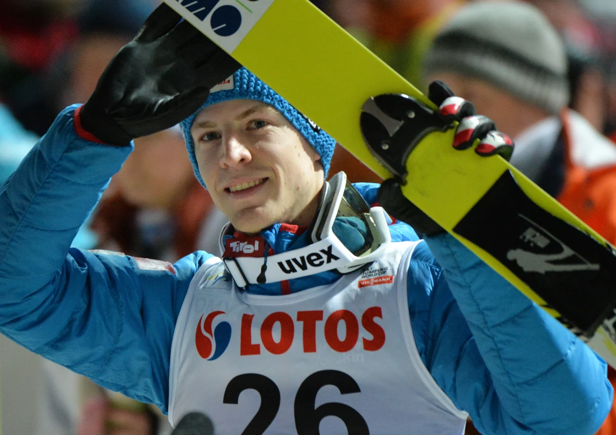 Dawid Kubacki skoczył 131,5 m i zajął siódme miejsce w kwalifikacjach do niedzielnego konkursu Pucharu Świata na Wielkiej Krokwi w Zakopanem. Kwalifikacje wygrał Michael Hayboeck. Austriak oddał skok na odległość 128 m. Drugi był mało znany Rosjanin Michaił Maksimoczkin - 130,5 m, a trzeci Niemiec Andreas Wank - 124,5 m.