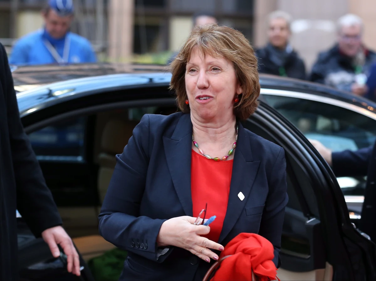 Szefowa dyplomacji UE Catherine Ashton wyraziła "głębokie zaniepokojenie" ostatnimi wydarzeniami w Kijowie. Oceniła, że zmiany w prawie przyjęte przez parlament Ukrainy ograniczają podstawowe swobody obywateli. Wezwała prezydenta Ukrainy do weryfikacji zmian.  