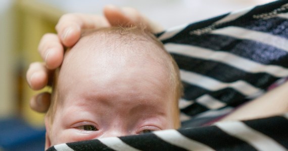 Austriacki Trybunał Konstytucyjny nie zgodził się na zakaz udostępniania spermy od dawców parom lesbijskim. Sędziowie do końca roku dali czas parlamentowi na wprowadzenie zmian w ustawie, która - jak podkreślono - uniemożliwiała lesbijkom posiadanie dzieci.