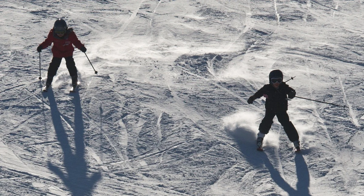 Przed feriami przyglądamy się gadżetom, które ułatwią albo umilą nam szusowanie po stokach narciarskich. Co może się przydać amatorom białego szaleństwa?
