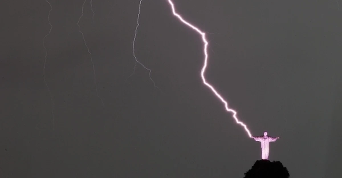 Słynny posąg Chrystusa górujący nad Rio de Janeiro został uszkodzony przez piorun podczas gwałtownej burzy. Ze zdjęć wykonanych ze śmigłowca wynika, że figura straciła fragment prawego kciuka. 