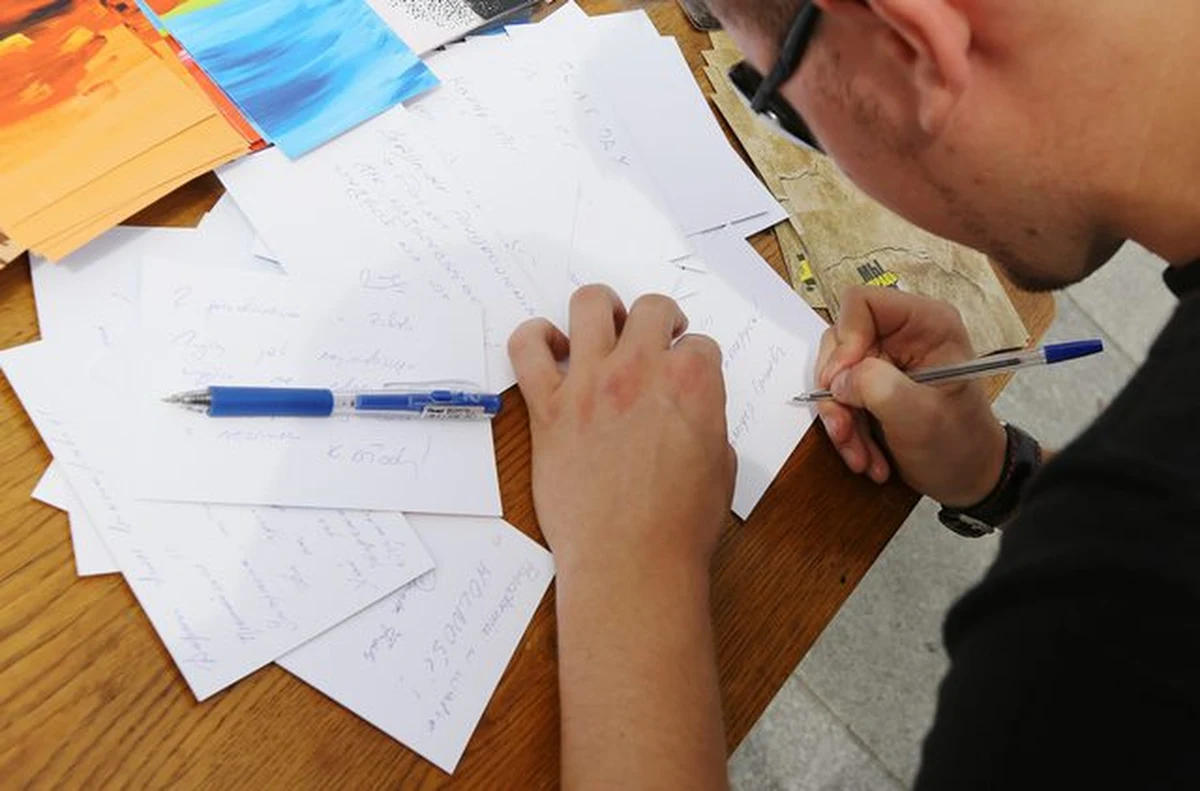 Jakiś czas temu Michał Rusinek, sekretarz Wisławy Szymborskiej, wywołał w Polsce wielką debatę, ogłaszając na swoim profilu na Facebooku, że na maile rozpoczynające się od "witam" nie będzie odpisywać. Sprawa zyskała tylu zwolenników, ilu przeciwników. A co mówią zasady savoir-vivre'u?