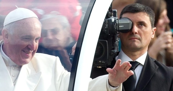 "Przypominam, że waszym zadaniem jest nie tylko informowanie, ale także wychowanie, a zatem służba dobru wspólnemu" - mówił papież Franciszek podczas audiencji dla ośmiu tysięcy pracowników włoskiej telewizji i radia RAI. "Każdy zgodnie ze swą rolą i odpowiedzialnością wezwany jest do tego, by czuwać nad wysokim poziom etycznym przekazu" - dodał.