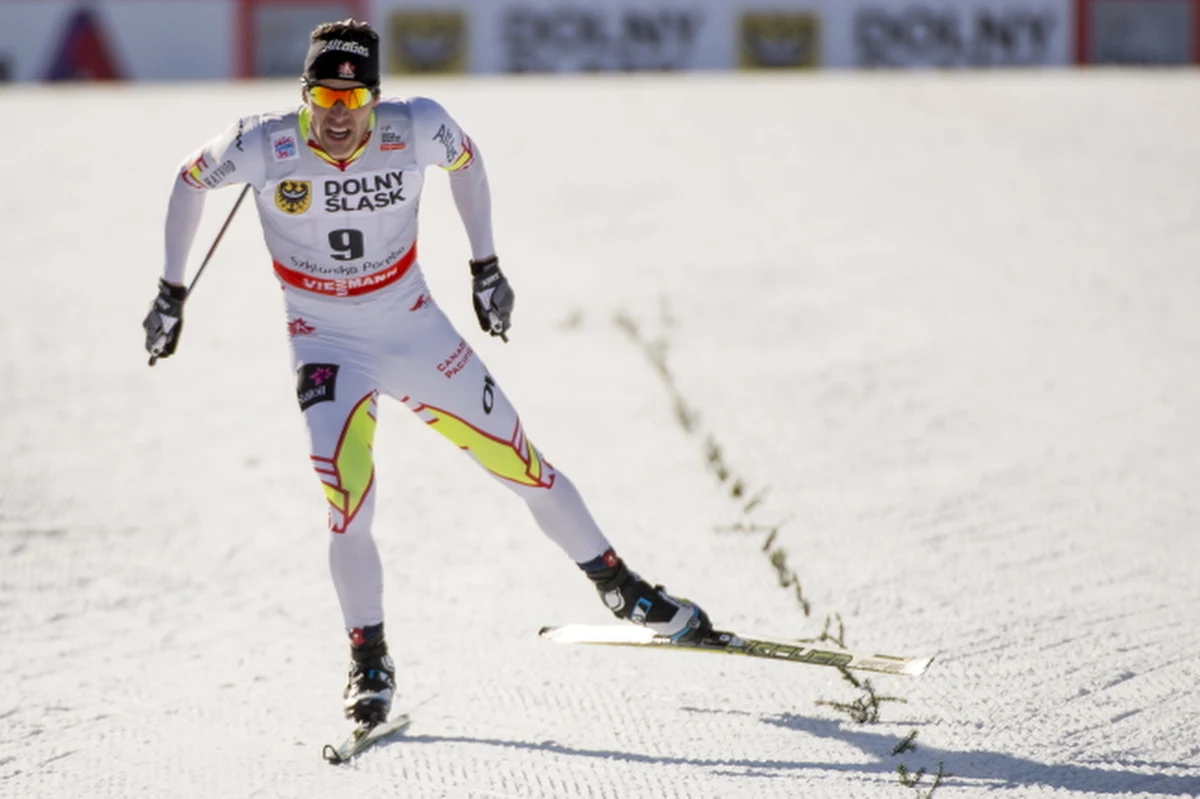 Kanadyjczyk Alex Harvey wygrał sprint techniką dowolną w zawodach Pucharu Świata w biegach narciarskich w Szklarskiej Porębie. W finale wyprzedził Niemca Josefa Wenzla oraz Francuza Baptiste'a Grosa. Maciej Staręga odpadł w ćwierćfinale i zajął 17. miejsce.