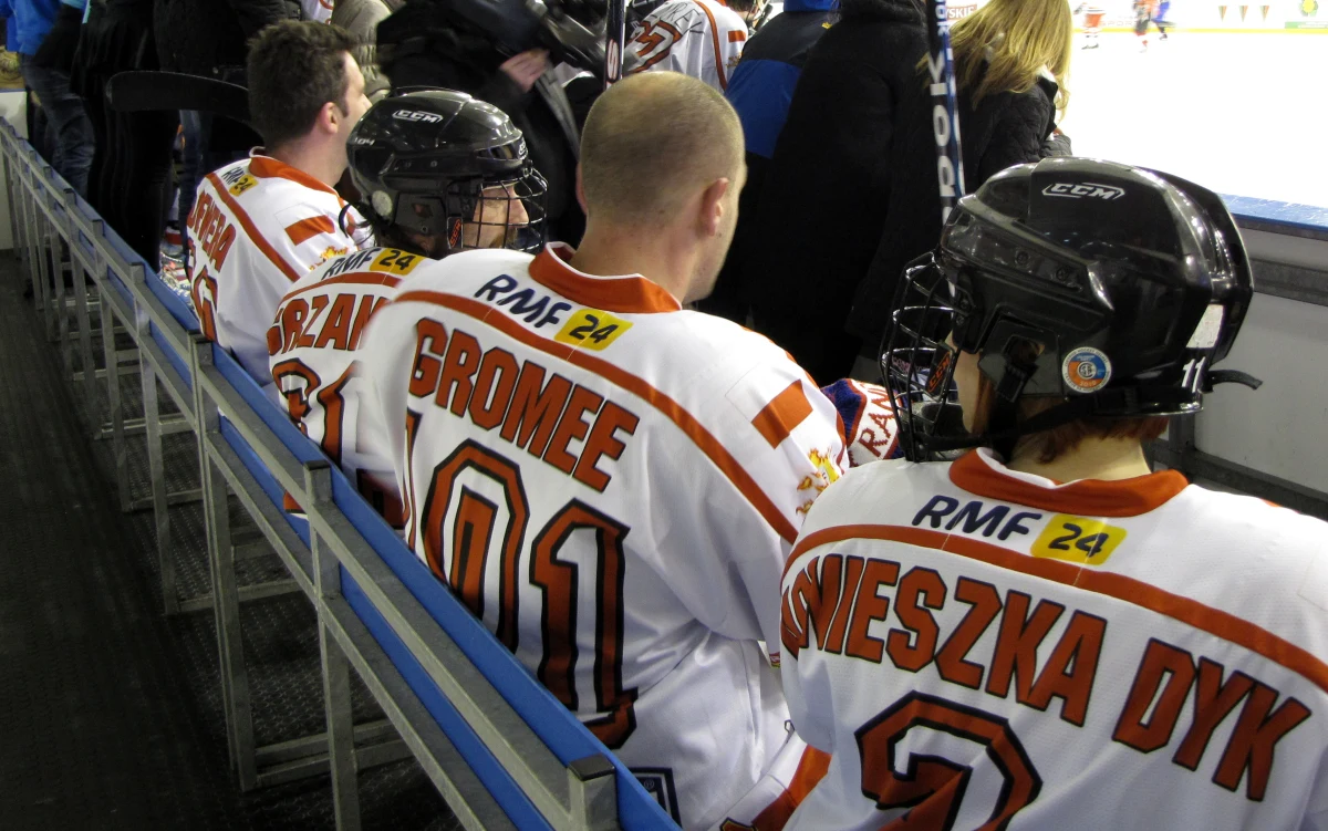 Remisem 6:6 zakończył się pojedynek Hokejowej Reprezentacji Artystów Polskich i (Moto)Sportowców na Stadionie Zimowym w Tychach. Bramek - jak na hokej przystało - nie brakowało, świetnej zabawy również. Była i nuta rywalizacji. "Po pięciu minutach widziałem poruszenie w boksie, że przegrywamy" - przyznawał były hokeista NHL Mariusz Czerkawski. Wszyscy uczestnicy imprezy podkreślali jednak zgodnie: najważniejszy jest cel. A było nim wsparcie Wielkiej Orkiestry Świątecznej Pomocy.