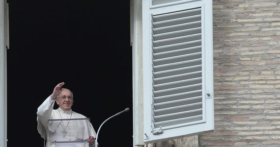 Papież Franciszek powiedział w niedzielę, że Kościół nie może być "oblężoną twierdzą", ale miejscem "otwartym, gościnnym i solidarnym". Podczas spotkania z wiernymi w Watykanie sprzeciwił się postawie "zamknięcia" i apelował o pokorę i służbę.