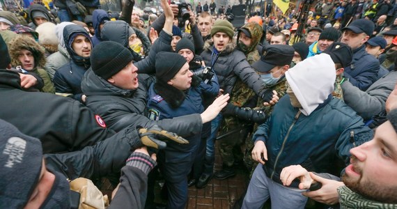 Co najmniej kilkanaście osób zostało rannych w starciach protestujących z milicją, do których doszło w Kijowie. Około 10 tys. ludzi próbowało przerwać milicyjną blokadę prowadzącą do dzielnicy rządowej. Funkcjonariusze odpierali napór, używając granatów hukowych i gazu łzawiącego. Wcześniej na Majdanie zebrało się około 100 tys. ludzi. Manifestujący domagali się od opozycji wyłonienia jednego lidera, który stanąłby na czele protestów przeciwko obecnym władzom Ukrainy.